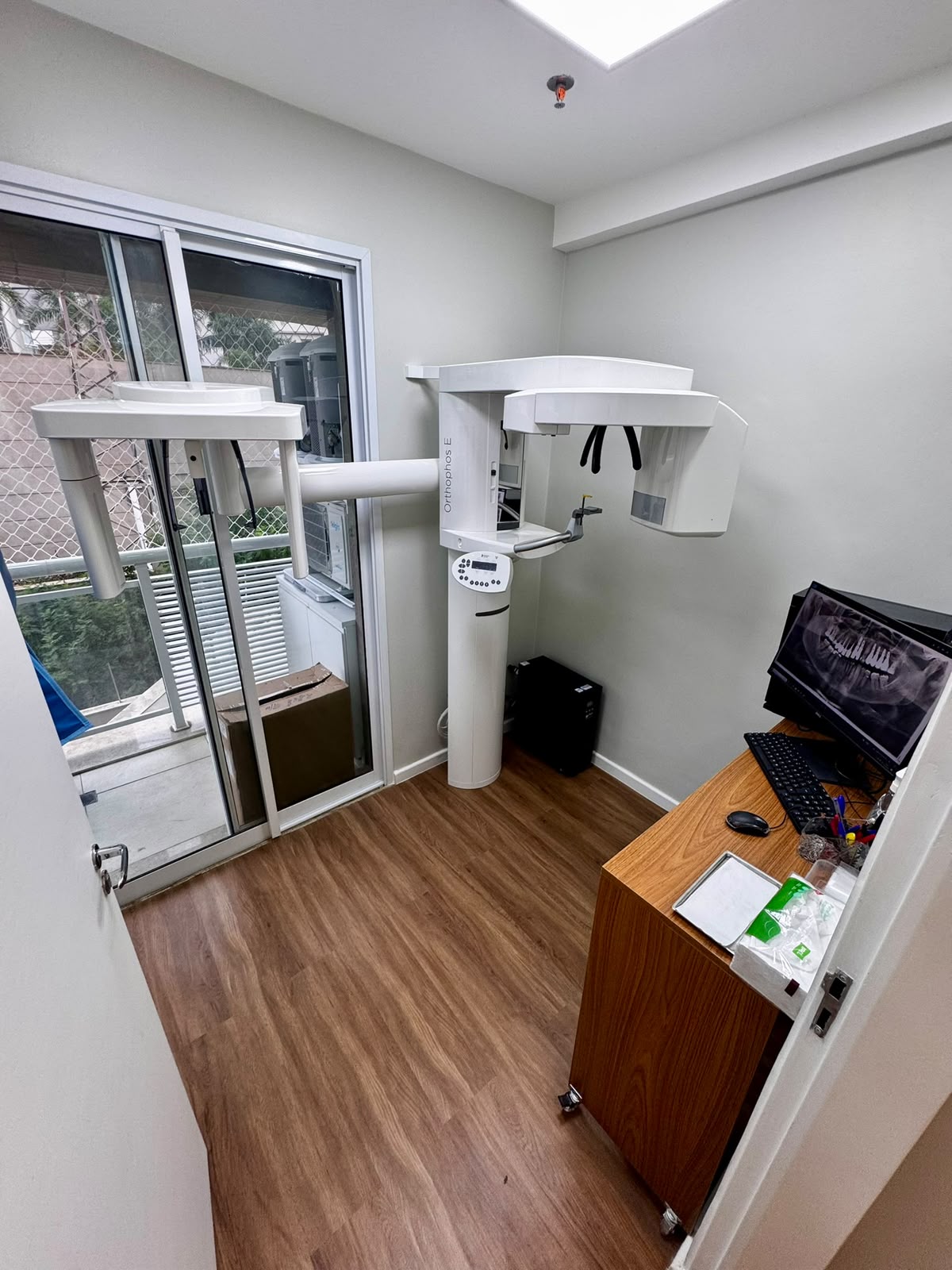 Sala de radiologia com aparelho de panorâmica e teleradiografia digital