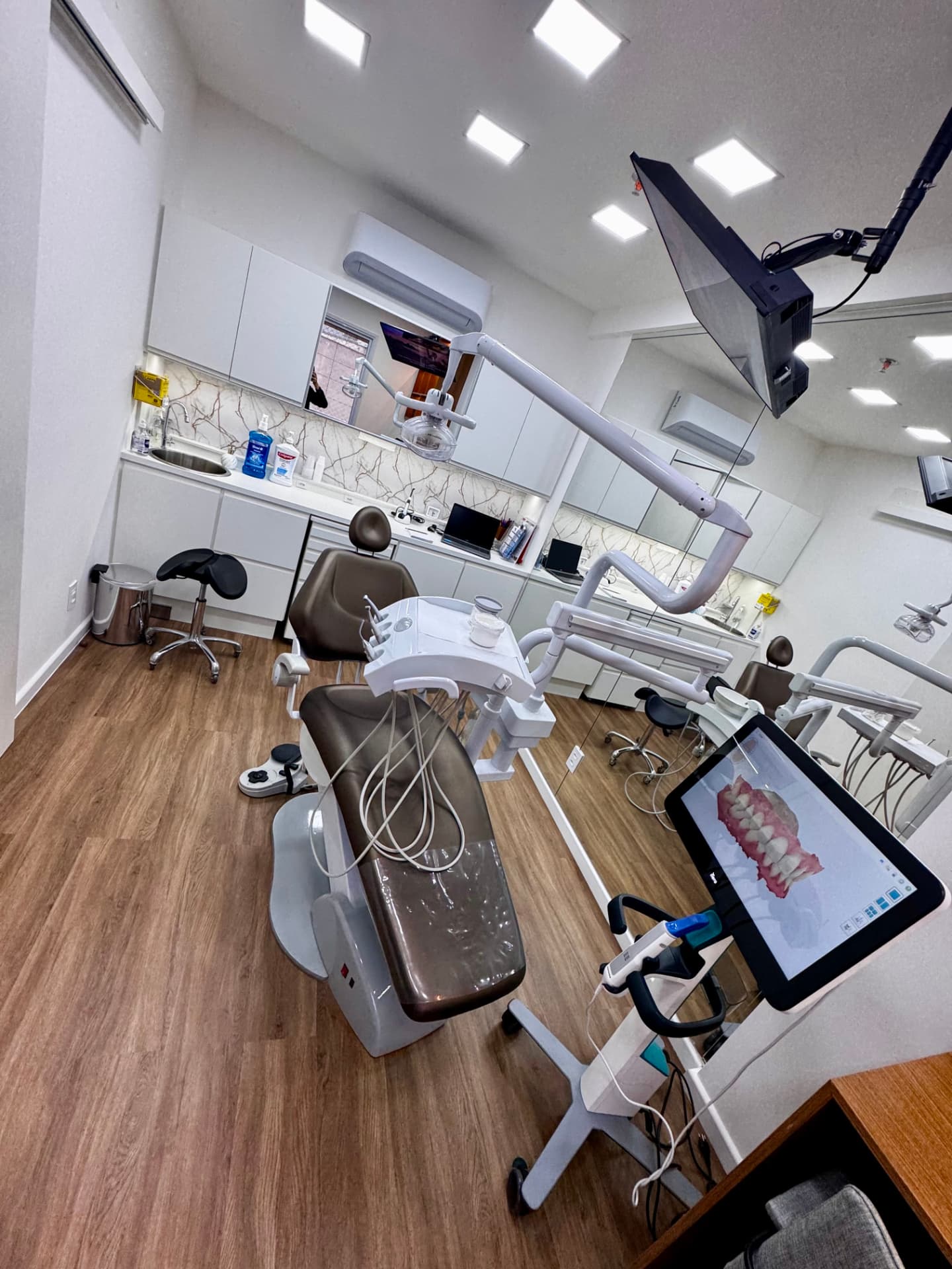 Consultório digital com scanner intraoral e escaneamento 3D da arcada na tela