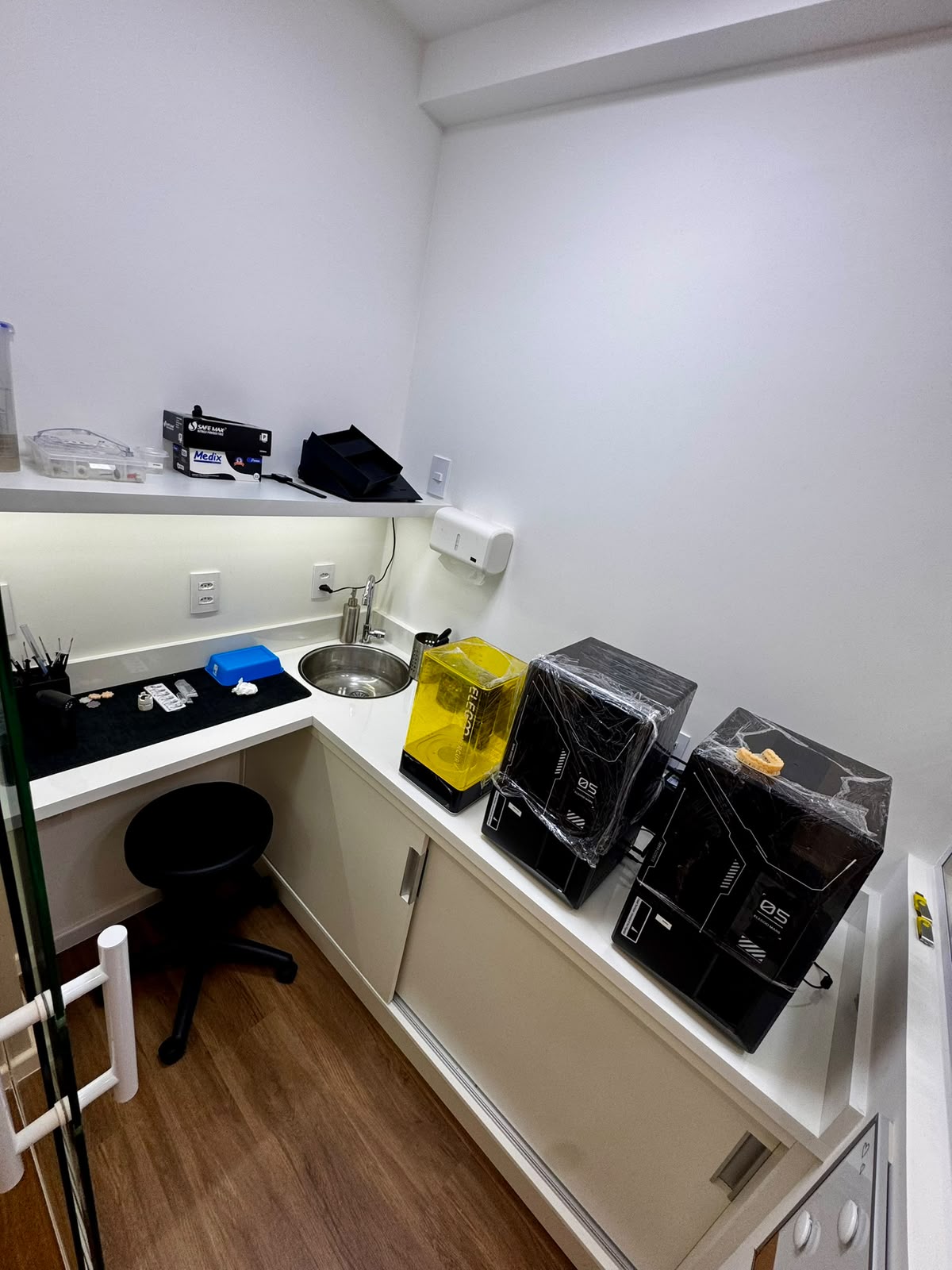 Laboratório interno com impressoras 3D odontológicas